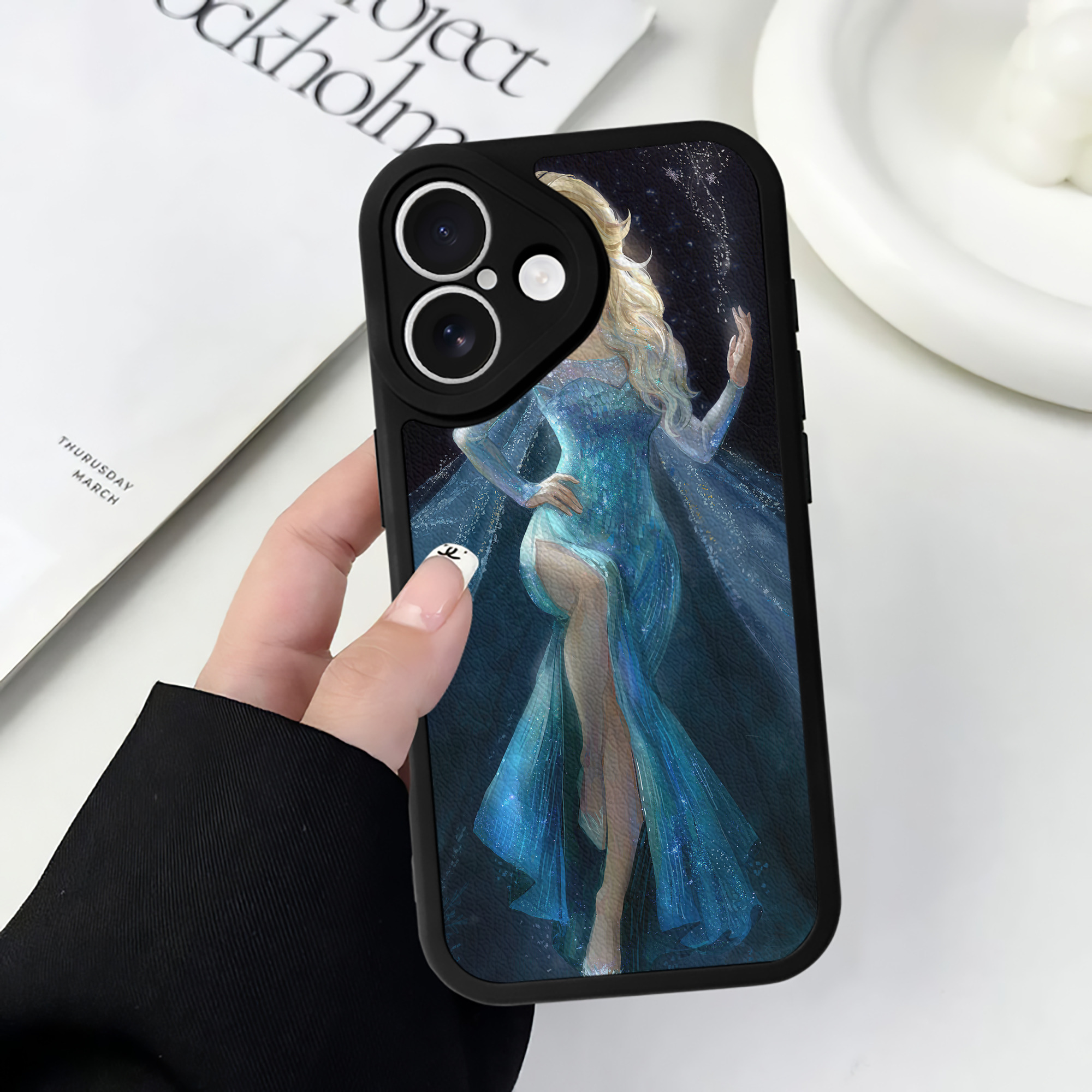 （画像用） アナと雪の女王 アンナ エルサ Frozen Anna Elsa 【iPhone 16シリーズ対応】シリコンスマホケース（レザー調） 材質：シリコン